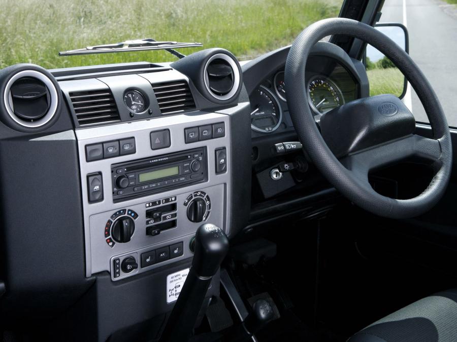  Land Rover Defender 110 Station Wagon 2007 года  (UK) (фото 15 из 21)